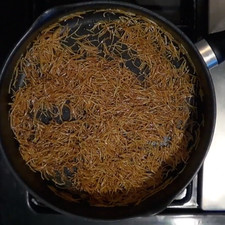 Cuando la pasta obtenga un color café colocar la salsa licuada. Revolver y tapar durante 5 minutos hasta que seque y la pasta absorba la salsa.
