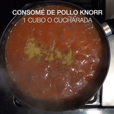 Cuando toda la sopa tenga un color rojizo agregue otra taza de caldo de pollo; En caso de no tener caldo natural puede usar una taza de agua caliente y 1 cubo de consomé Knorr, tape durante 10 minutos a fuego medio-bajo.