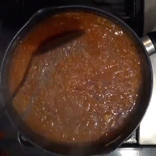 Revuelve cada 3 minutos hasta que la pasta se vaya cociendo con el vapor y el caldo caliente.