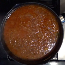 Cuando esté espeso de nuevo, agregue entre media y 1.5 tazas de caldo o agua, dependiendo del espesor que desee.