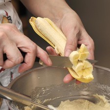 Picar el plátano en cubos pequeños y agregarlo al tazón de la mezcla junto con las chispas de chocolate e integrar con la pala.