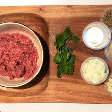 Prepara todos los ingredientes, pica la cebolla, el cilantro y el ajo. Coloca la carne y añade todos los ingredientes anteriores, así como la pimienta y la sal. S 20746 1531872591