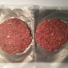Coloca las bolitas de carne en medio de una bolsa de plástico, tápala con otra bolsa y con ayuda de un plato o tabla aplasta, hasta obtener la extensión deseada, un poco mayor a la del pan de hamburguesa que se va a utilizar. S 20749 1531872730