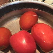 En una olla pequeña coloca los jitomates e hiérvelos a fuego alto, una vez que comience a burbujear apague la flama, apártelos de fuego y tápelos.