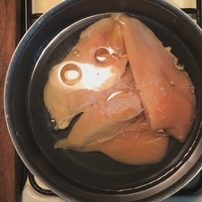 En otra olla coloca el pollo junto con un cucharón de aceite y 1 cucharada de sal. De igual manera hierva a fuego alto, solamente utilizaremos 6 a 8 cucharones del caldo, por lo que le puede añadir las verduras que desee para crear un consomé de pollo.