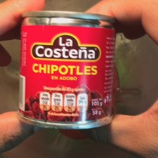 Mientras el pollo se cuece, licúa los 4 jitomates cocidos, 1 lata de chiles chipotle, 1/2 cucharada de comino, 1 cucharada de sal y 3 dientes de ajo junto con 3 cucharones de caldo de pollo.