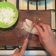 Corta la cebolla en pequeñas tiras a la juliana como se muestra en el video.