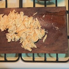 Una vez cocido desmenuza todo el pollo.