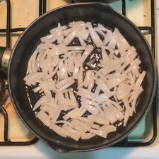 En un sartén extendido coloca 2 cucharones de aceite a fuego alto, espera que caliente y con cuidado acitrona la cebolla entre 3 a 5 minutos.