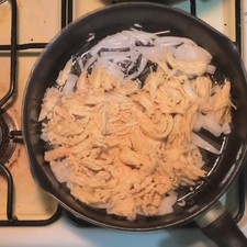 Con el sartén a flama media coloca el pollo junto con la cebolla ya acitronada, mezcle muy bien y tape por 3 minutos.