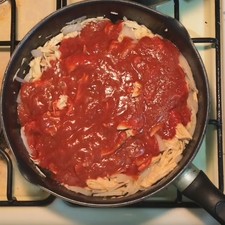 Ya para terminar coloca la salsa de chipotle licuada encima del pollo junto con 3 cucharones de caldo de pollo, revuelva perfectamente y ya a fuego bajo tape por 5 minutos para que se mezclen todos los ingredientes.