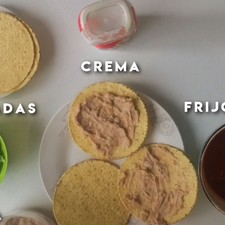 Disfruta la comida con unas ricas tostadas con frijoles, queso fresco, lechuga y crema al gusto o en tacos.