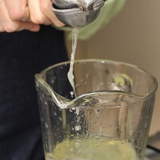 Agregar la miel de agave y mezclar bien. Añadir el jugo de limón. Revolver.