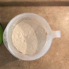 En un recipiente coloca y mezcla los ingredientes secos, la harina, polvo para hornear y sal.