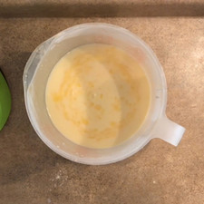 En otro recipiente coloca la leche, mantequilla derretida, azúcar, las yemas de los huevos y bate muy bien todos los ingredientes.