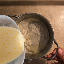 Finalmente mezcla los ingredientes secos con los líquidos, bate perfectamente todo hasta tener una masa sin grumos, se recomienda usar batidora o licuadora.