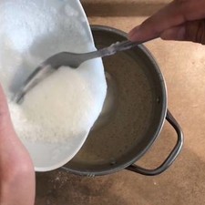 Una vez que la masa no tenga grumos coloca las claras que hicimos en el paso uno y solamente mezcla las claras con la masa, procura no batir porque si no la masa aumentará.