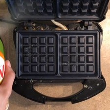 Precalienta la wafflera por 5 minutos y una vez caliente añade Pam o mantequilla en barra directo a las paredes de la máquina para que no se pegue la masa.