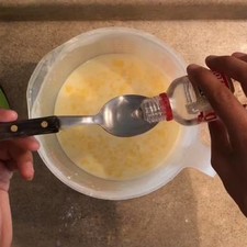 El azúcar y la vainilla quedan al gusto de cada uno, si desea más dulzor pruebe con una cucharada extra de cada uno.