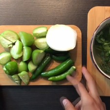 Corta el cilantro y desinféctalo, mientras tanto corta los tomates, la cebolla en 2 o 4 partes para facilitar el licuado.