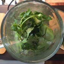 Coloca todos los ingredientes en la licuadora, 1/2 taza de agua y 1 cucharada de sal.