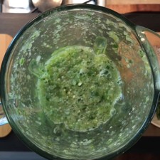 Licúa la salsa sin lograr una mezcla totalmente homogénea, ya que le da un buen sabor el dejar los ingredientes sin que sesté licuados totalmente.