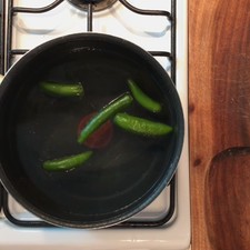 Hierve los chiles serranos.