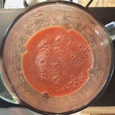 Licúa hasta que quede una salsa muy bien molida.