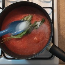 Prepara una olla a fuego lento con muy poco de aceite, añade la salsa y 1 cucharada de sal.