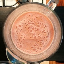 Licuar los jitomates, cebolla y el ajo junto con 3/4 de taza de agua caliente, la salsa hervirá junto con la pasta posteriormente.