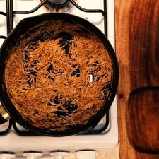 Colocar en un sartén con 1/2 cucharón de aceite a fuego alto con la pasta, revolver poco a poco hasta que la pasta se tueste y tenga un tono dorado, sin que se queme.