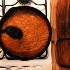 Colocar la salsa licuada, revolver y esperar a que la salsa cambie a un tono anaranjado y el fideo la absorba y tenga una consistencia pastosa.