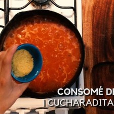 Cuando la pasta absorba la salsa añade de 1/2 a 1 litro de agua o caldo de pollo, junto con otra cucharada de sal, consomé de pollo en polvo y la ramita de cilantro.
