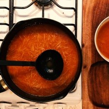 Revuelve todo, tapa la olla y espera 10 minutos a fuego lento para que la pasta termine de cocerse.