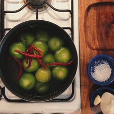 Calienta una olla a fuego alto con agua y cuando hierva coloca los tomates, los chiles y la cebolla por 5 minutos.