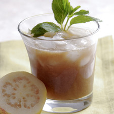 Servir en vasos con hielo y decorar con un gajito de limón en cada vaso.