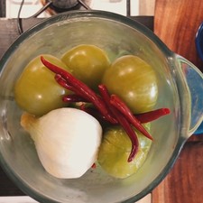 Pasados los 10 minutos coloca los vegetales en la licuadora junto con un diente de ajo, una pizca de orégano y una cucharadita de sal. (También puedes hacerlo en un molcajete)