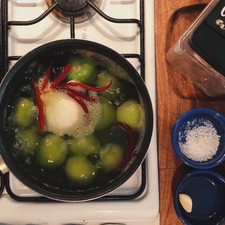 Cuando los tomates comiencen a cambiar de color y tener una consistencia más suave apaga la llama y espera 2 minutos para que termine de cocerse los ingredientes.