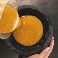Reposa la salsa en un recipiente mientras preparas la carne