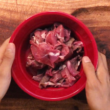 CARNE Y PLATILLO: Salpimenta la carne y córtala en pequeños pedazos, recomendamos usar una cucharadita de sal y media de pimienta por cada 1/4 de bistec