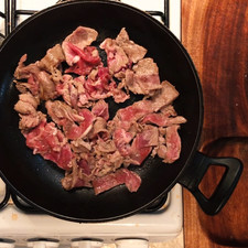 Precalienta el sartén a fuego alto con un poco de aceite, coloca la carne y al revolver tapa durante 3 minutos a fuego medio.