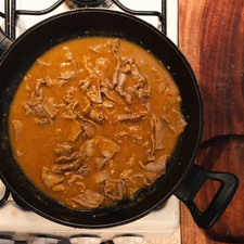 Asegúrate que el bistec haya soltado un poco de su jugo, en ese momento baja un poco más la flama y coloca 250 ml de la salsa realizada con media taza de agua caliente, revuelve y tapar nuevamente por 2 minutos.