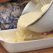 Vaciar la mezcla en el molde y hornear en horno precalentado a 350°F (180°C) durante aproximadamente 45 minutos o hasta que esté dorado. Se puede hacer la prueba de cocción con un palillo de madera, si sale limpio ya está. S 2089 1475634103