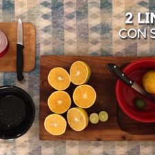Obtén el jugo de las naranjas, como sabemos que fuera de Yucatán es dificil de obtener la naranja agria vamos a añadir dos limones pequeños para tener el sabor más parecido, trata de obtener 3/4 de taza de jugo de naranja.