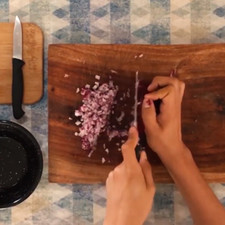 Pica finamente la cebolla morada.