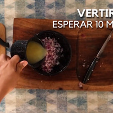 Mezcla la cebolla con la naranja, deja reposar por 10 minutos.