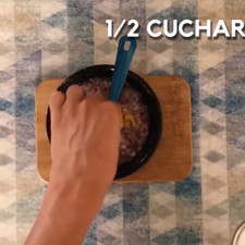Al final mezcla los chiles con la cebolla y añade la media cucharadita de sal.