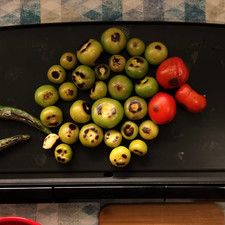 Tatema todos los ingredientes durante unos 30 minutos, hasta que los tomatillos y jitomates cambien de color y tienden a suavizarse.