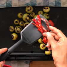 Antes de retirar los tomates añade la cebolla y los chiles de árbol, estos últimos hay que darles la vuelta muy constantemente ya que si se queman la salsa se va a amargar.