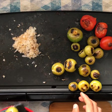 Al momento de retirar todo utiliza la cebolla que no picaste para limpiar toda la plancha o comal, los elementos tatemados que se quedaron le dan mas sabor a la salsa.
